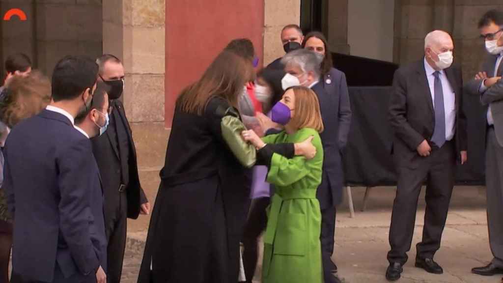 Carme Forcadell junto a Laura Borràs a la llegada al Parlament / CANAL PARLAMENT