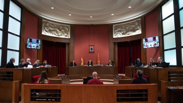Laura Borràs, a la izquierda; Isaías Herrero, en el centro; y Andreu Pujol, a la derecha, en la sala en la que se celebra el juicio / DAVID ZORRAKINO - EUROPA PRESS