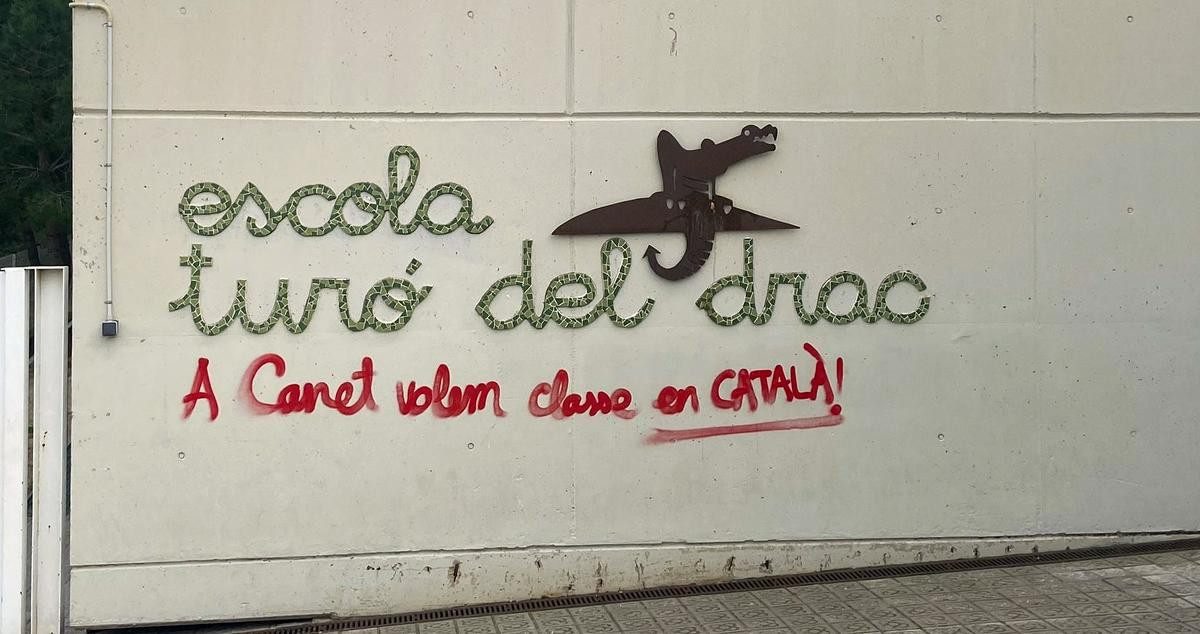 Pintada en la fachada de la escuela Turó del Drac a favor del catalán en el centro / CG