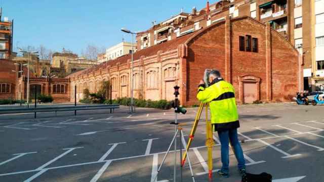 Un operario examina la fábrica Germans Climent, donde se construirá el tanatorio / CG