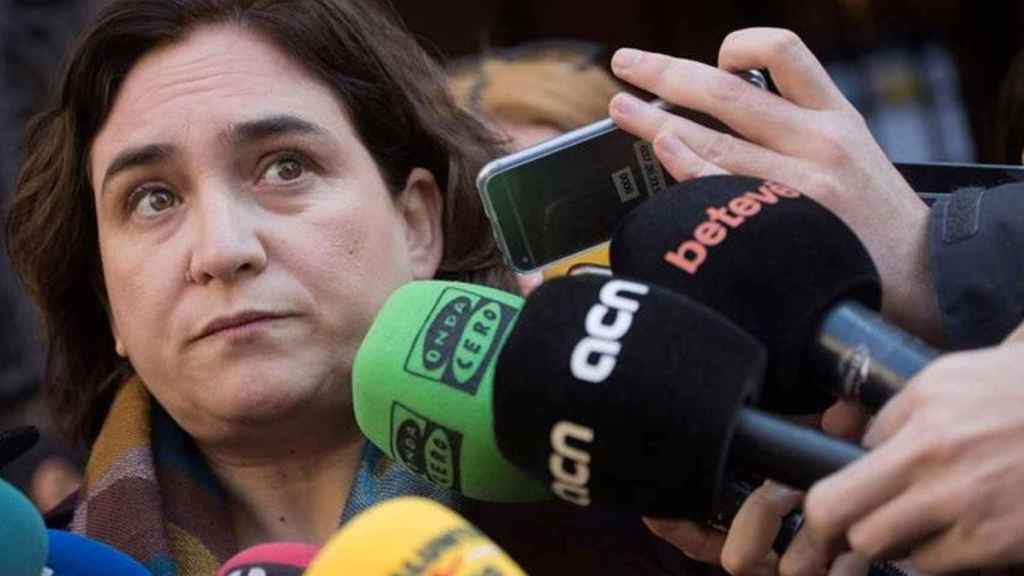 Ada Colau, alcaldesa de Barcelona, atiende a los medios / EFE