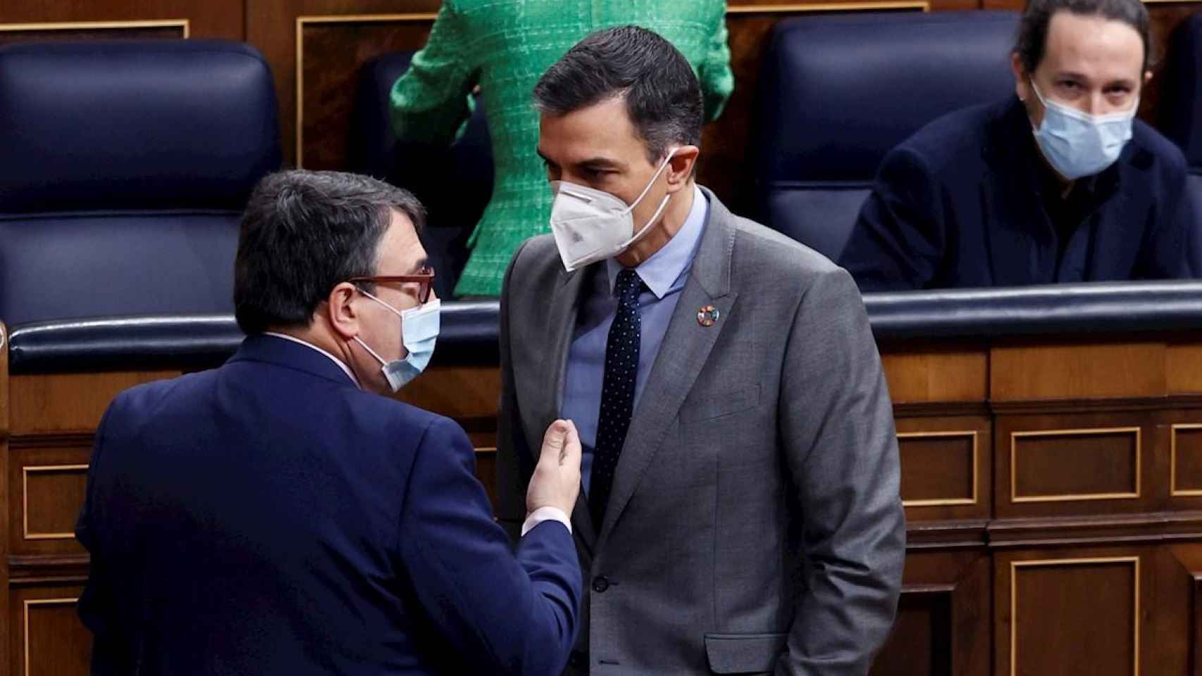 Lejos del optimismo: Imagen de archivo de Aitor Esteban hablando sobre el 14F con Pedro Sánchez en el Congreso / EFE