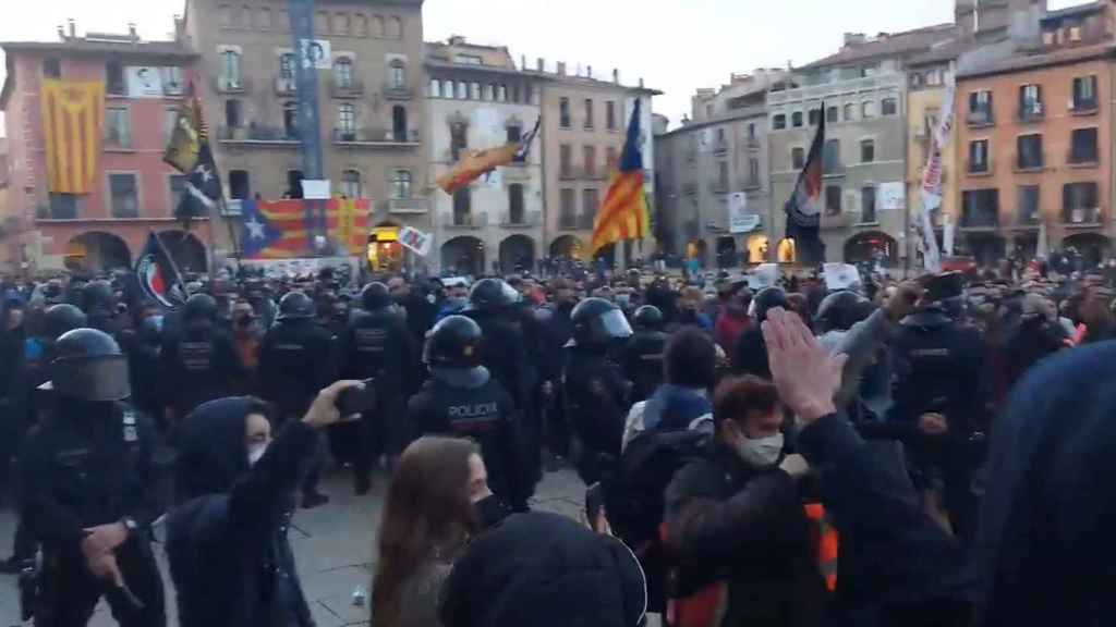 Manifestantes de Vox custodiados por los Mossos d'Esquadra en Vic / TWITTER