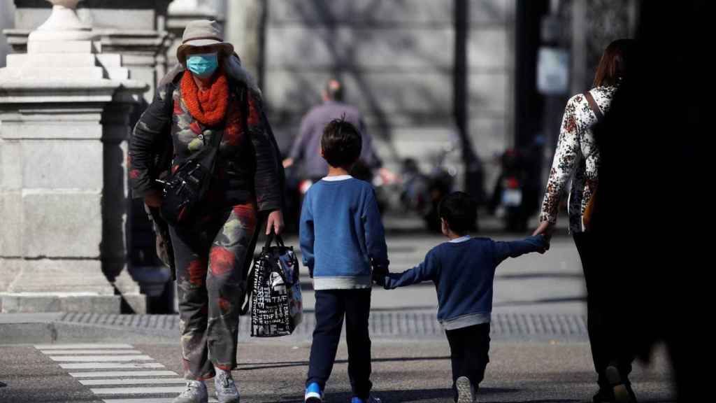 Dos menores en la calle durante la epidemia de coronavirus / EFE