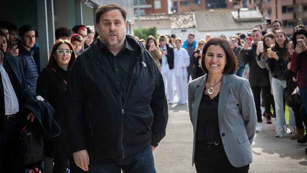 El líder de ERC, Oriol Junqueras, junto a la vicerrectora del Campus Manresa, Sílvia Mas, en el momento de su llegada al campus de la UVic-UCC en la localidad barcelonesa de Manresa / EP