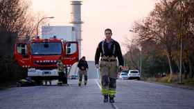 Bomberos de la Generalitat durante la extinción del incendio de la petroquímica de Tarragona en enero / EFE