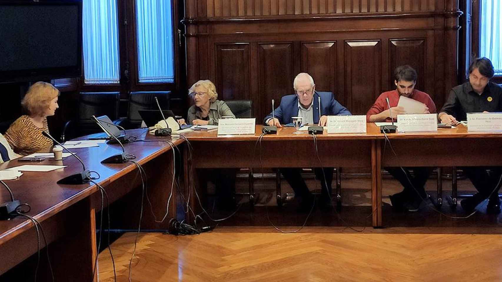 La exalcaldesa Manuela Carmena junto a Ernest Maragall (ERC), Lucas Ferro (comuns) y Francesc de Dalmases (JxCat) en la comisión de estudio de derechos civiles y políticos del Parlament / EP