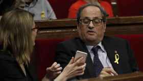 Quim Torra mira el móvil que le muestra Elsa Artadi en el Parlament / CG