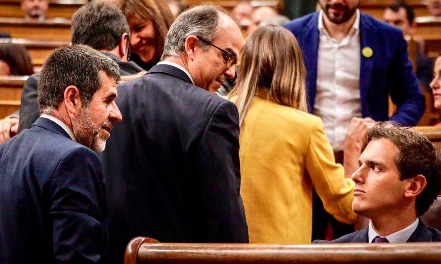 El líder de Cs, Albert Rivera, mira de forma desafiante a los independentistas en prisión preventiva Jordi Sànchez y Jordi Turull durante la sesión constitutiva del Congreso / TWITTER ALBERT RIVERA