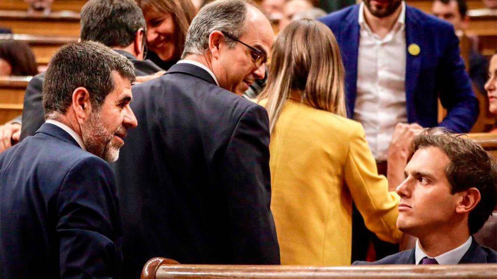 El líder de Cs, Albert Rivera, mira de forma desafiante a los independentistas en prisión preventiva Jordi Sànchez y Jordi Turull durante la sesión constitutiva del Congreso / TWITTER ALBERT RIVERA