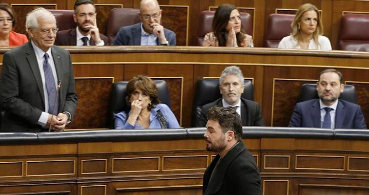 El portavoz de ERC, Gabriel Rufián, abandona el hemiciclo tras haber sido expulsado del pleno del Congreso Hay otras dos Españas  / EFE