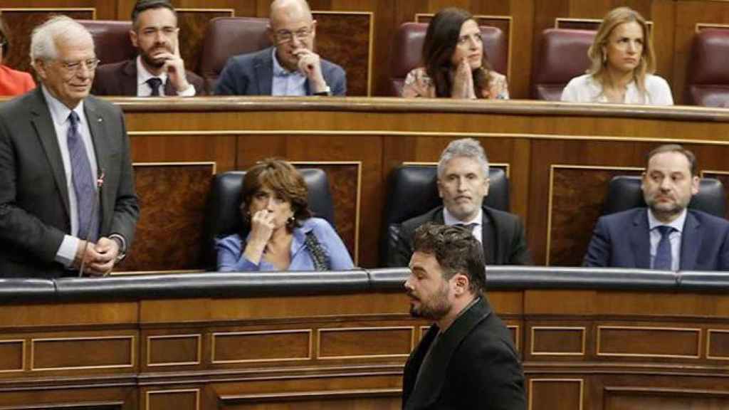 El portavoz de ERC, Gabriel Rufián, abandona el hemiciclo tras haber sido expulsado del pleno del Congreso Hay otras dos Españas  / EFE