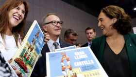 Ada Colau (d) con el ministro de Cultura y la consejera catalana del ramo en la inauguración de la feria Liber / EFE