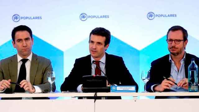 Pablo Casado (c), presidente del PP; junto a Teodoro García Egea (i), nuevo secretario general del partido y del exalcalde de Vitoria y Javier Maroto (d), el nuevo secretario de Organización / EFE