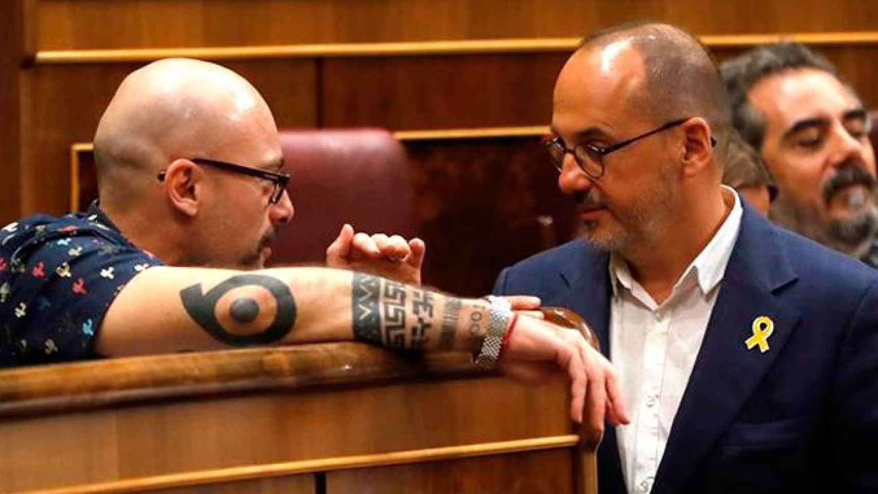 Carles Campuzano (d), el portavoz parlamentario de PDeCAT, conversa con el diputado de Txema Guijarro García (i) de Podemos en el Congreso / EFE