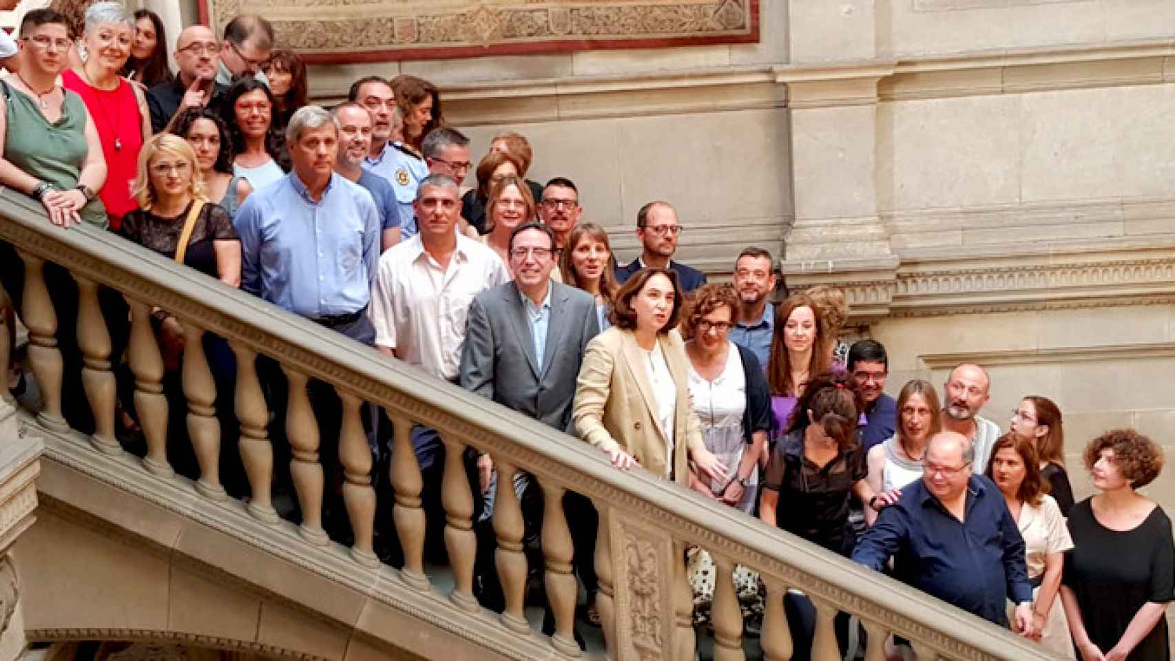 Ada Colau (centro), con representantes de los trabajadores municipales antes de eludir a la prensa / CG