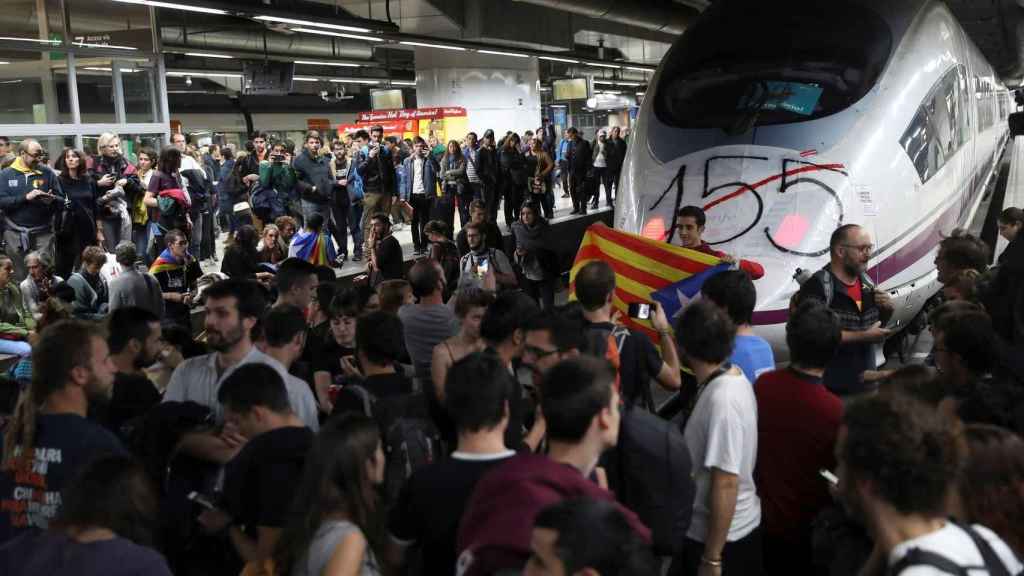 Centenares de personas cortan las vías en la estación de Sants durante la huelga del 8 de noviembre / EFE