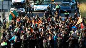 Manifestantes cortan la C-31 a la altura de L'Hospitalet durante la huelga general del 8N en Cataluña / EFE