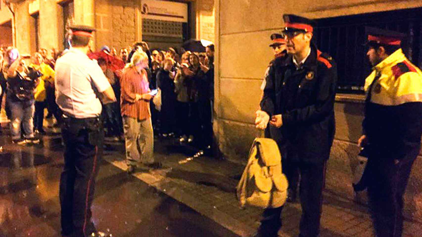 Mossos d'Esquadra frente a la escuela primaria Reina Violant, en el barrio de Gràcia (Barcelona) / CG