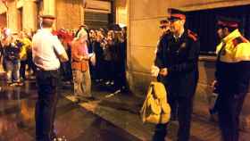 Mossos d'Esquadra frente a la escuela primaria Reina Violant, en el barrio de Gràcia (Barcelona) / CG