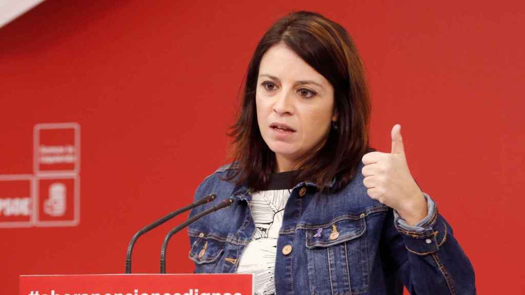 Adriana Lastra, vicesecretaria general del PSOE,  durante la rueda de prensa de este domingo / EFE