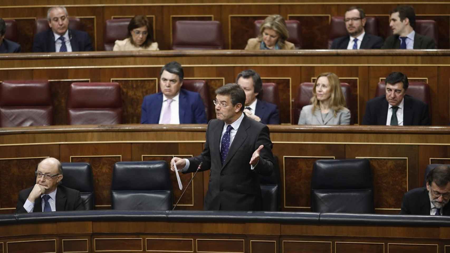 Rafael Catalá, ministro de Justicia, entre Mariano Rajoy y Cristóbal Montoro / EUROPA PRESS