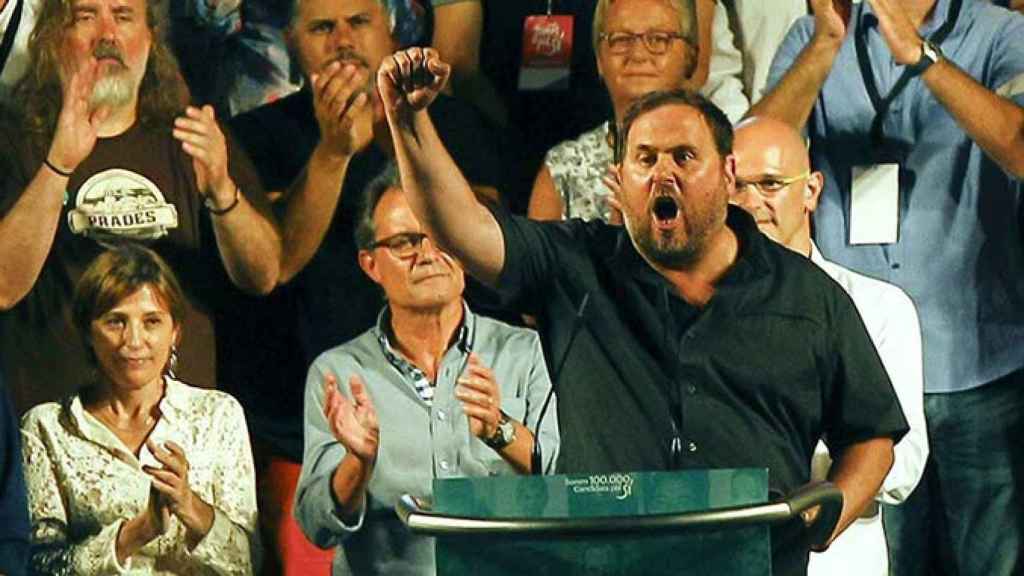 Mitin electoral de Oriol Junqueras, vicepresidente económico catalán, ante la mirada atónita de Artur Mas, junto a Carme Forcadell y Raül Romeva / CG