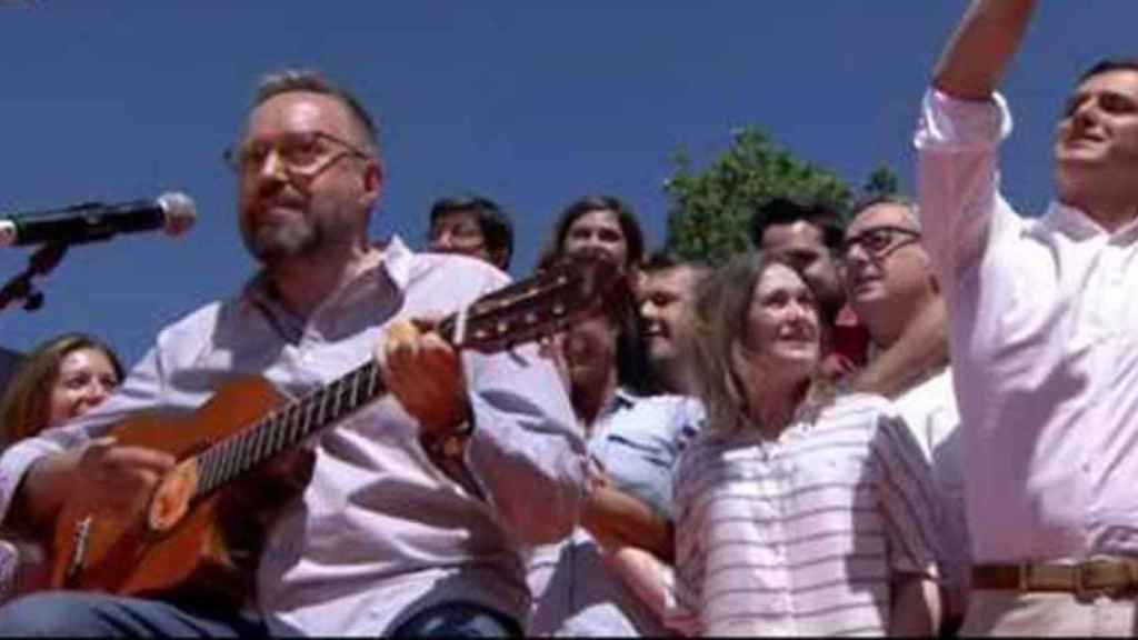 El cabeza de lista de Ciudadanos, Juan Carlos Girauta, interpreta a Serrat en un mitin en Madrid.