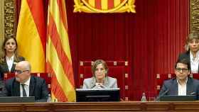 La presidenta del Parlament, Carmen Forcadell, junto a los vicepresidentes Lluis Corominas (i) y José Maria Espejo-Saavedra (d)