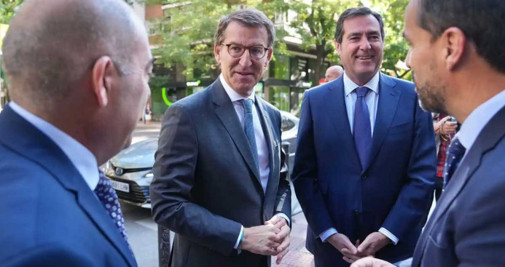 Alberto Núñez Feijóo, este martes, junto al presidente de la CEOE, Antonio Garamendi / David Mudarra - PP