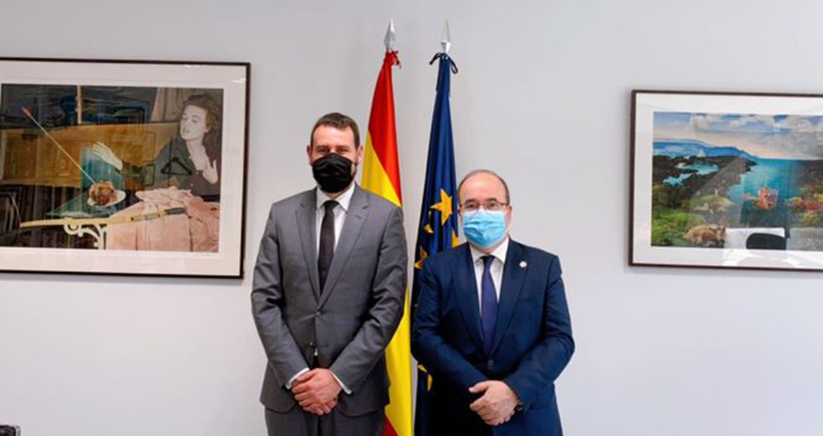 El alcalde de Badalona, Rubén Guijarro (i) y el ministro de Cultura, Miquel Iceta (d), en una reunión reciente / AYUNTAMIENTO DE BADALONA