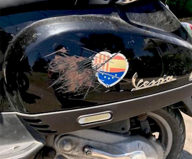 Una foto de la moto rayada de Bastenier, concejal de Ciudadanos