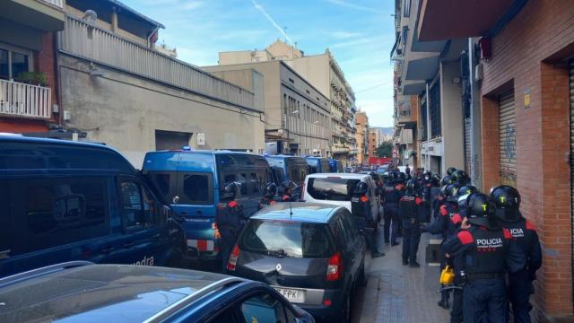 Desalojo de 19 ladrones multireincidentes en Poble Sec / MOSSOS