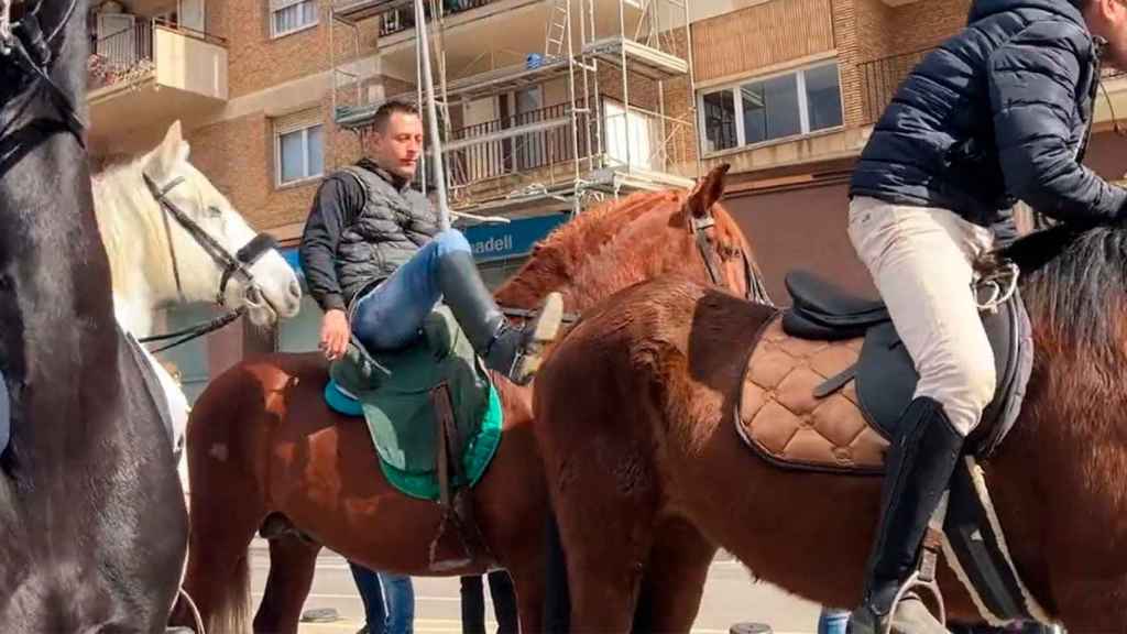 Un jinete propina una patada a un caballo durante la Fiesta de los Tres Tombs de Terrassa (Barcelona) / PACMA