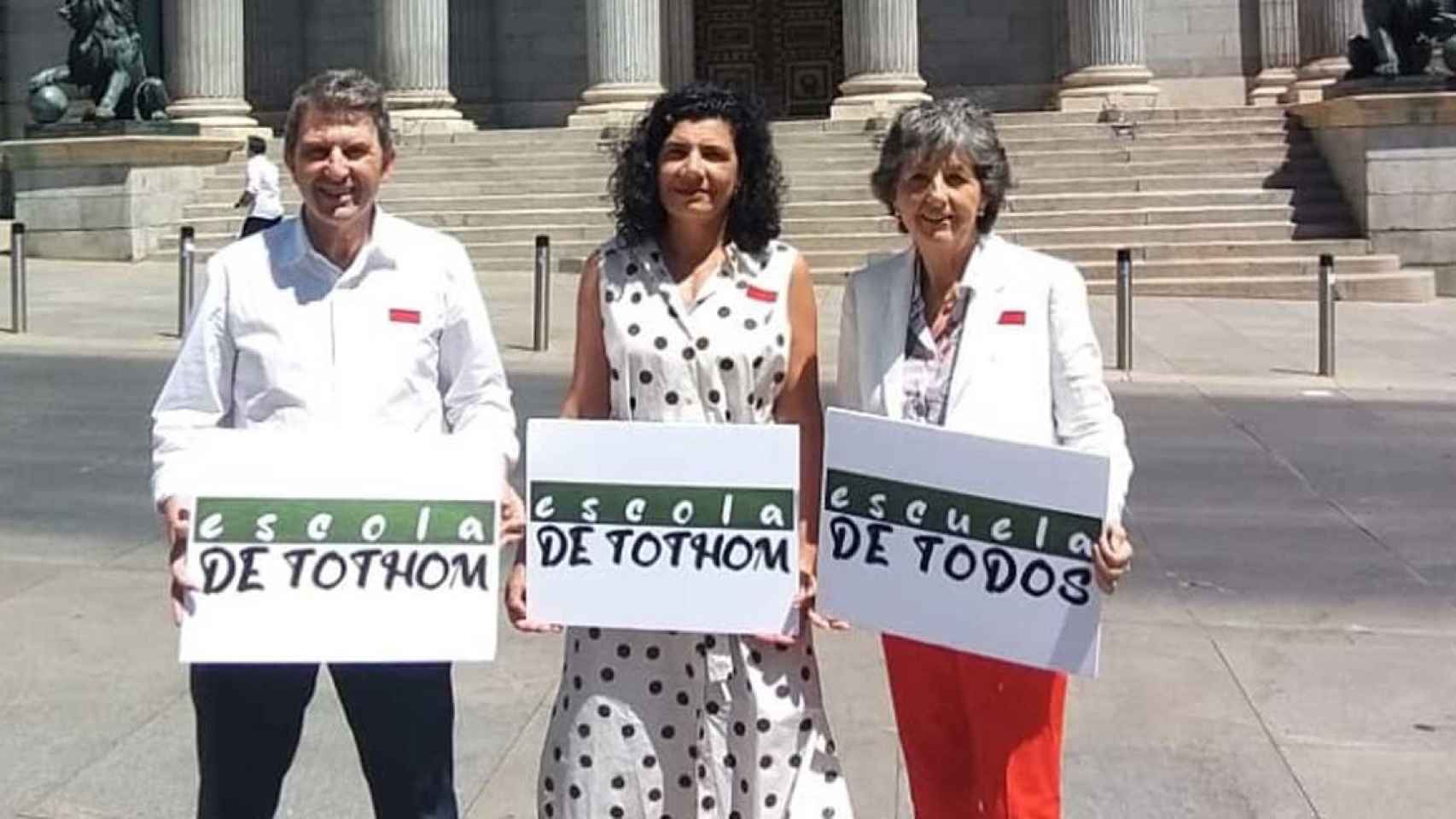 Representantes de la plataforma Escuela de Todos/Escola de Tothom, ante el Congreso / ESCUELA DE TODOS - ESCOLA DE TOTHOM