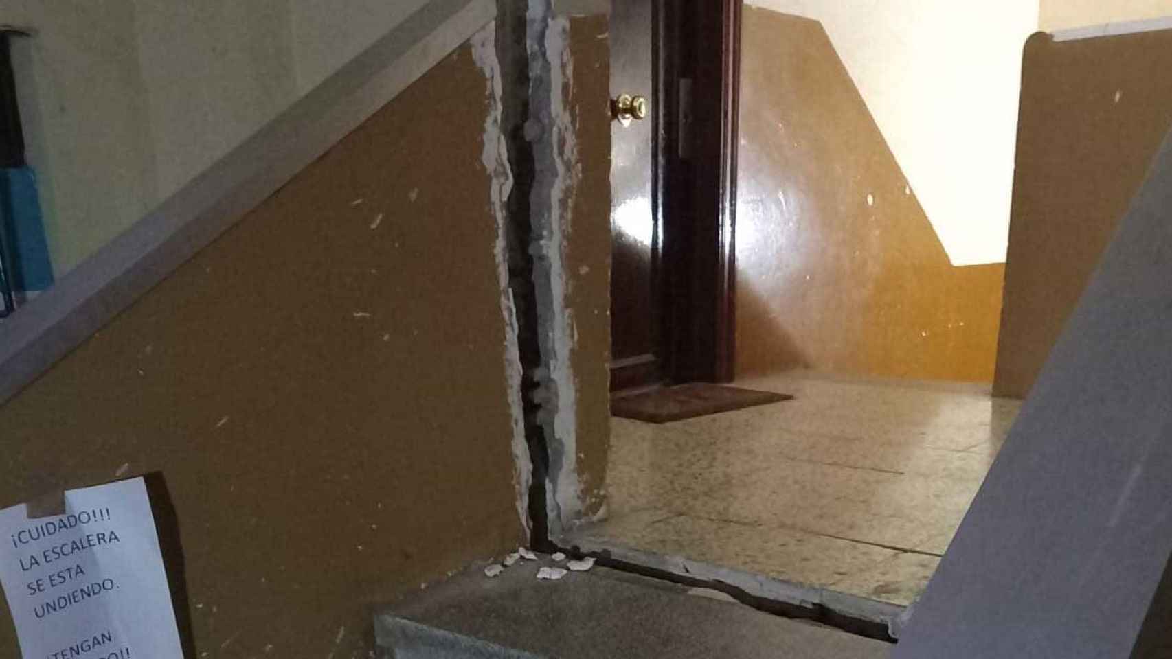 Detalle de una grieta en la entrada del edificio del pasaje Oliveras 22 de L'Hospitalet / AYUNTAMIENTO DE HOSPITALET DE LLOBREGAT