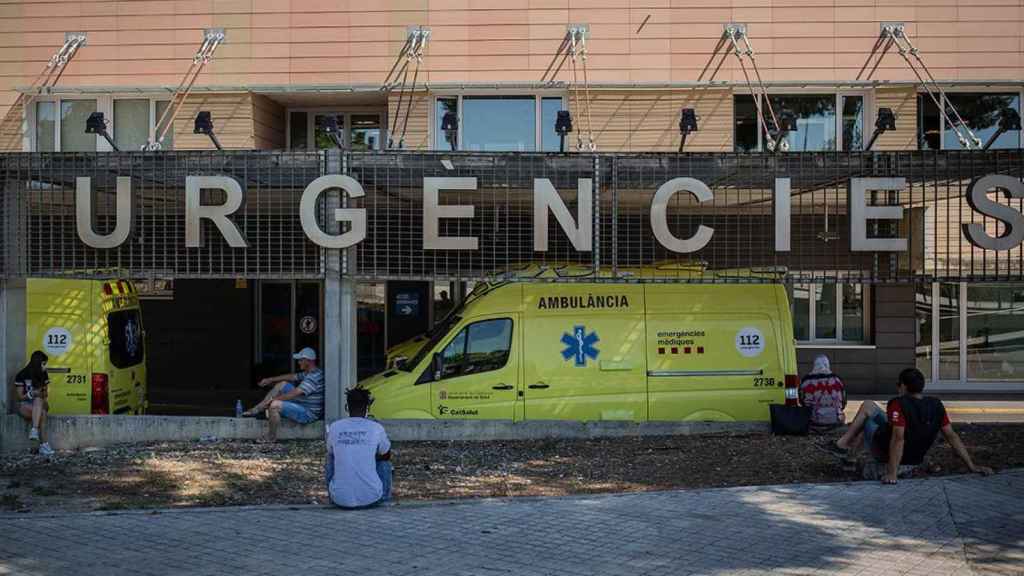 Dos ambulancias en el Hospital Universitario Arnau de Vilanova de Lleida / EUROPA PRESS