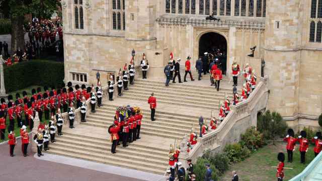 El ataúd de la reina Isabel II llega a la Capilla de San Jorge, en el castillo de Windsor, donde recibirá sepultura / BRITISH MINISTRY OF DEFENCE - EFE