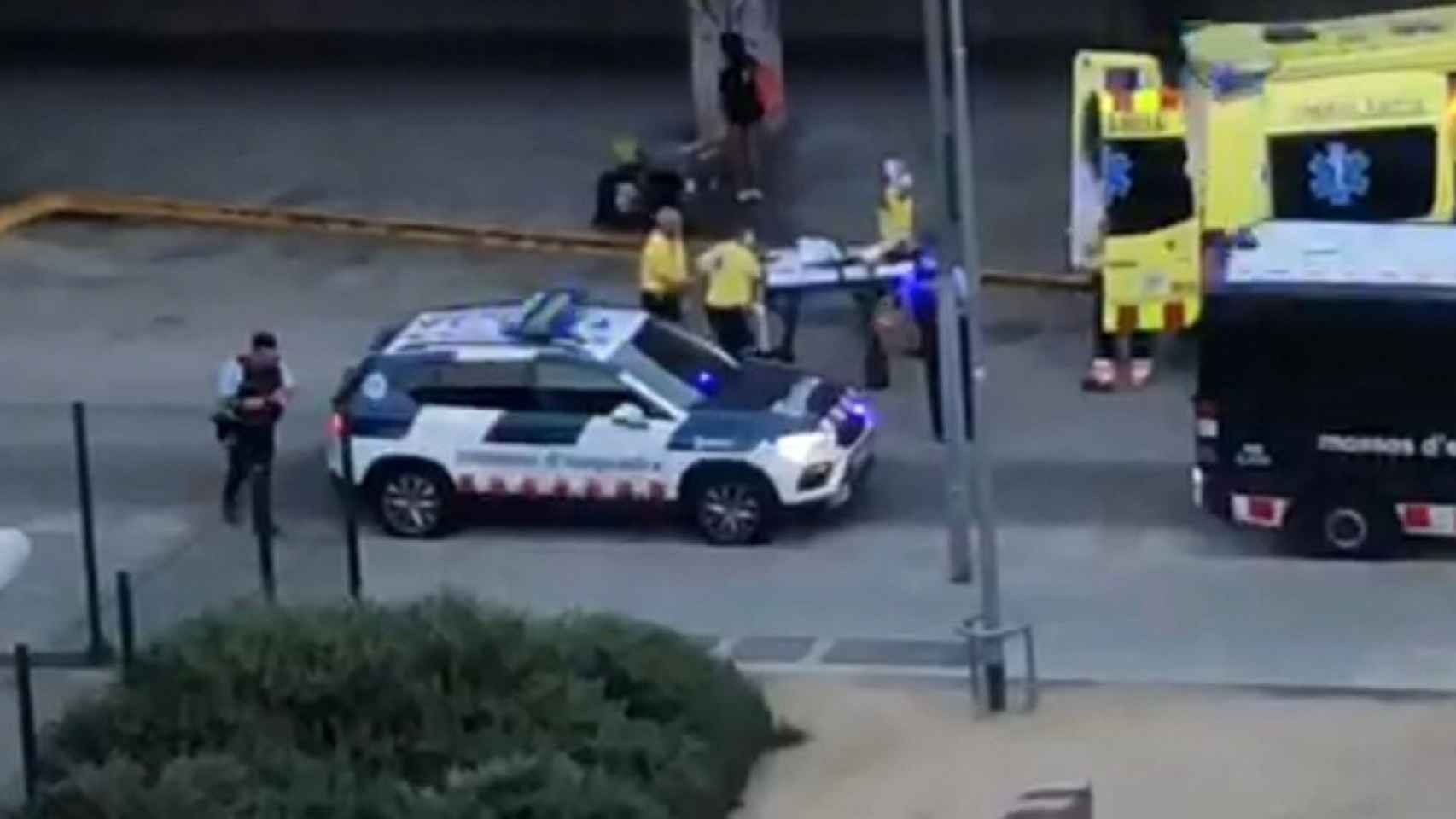 Mossos y SEM atienden a un herido en las inmediaciones de la estación de Sants