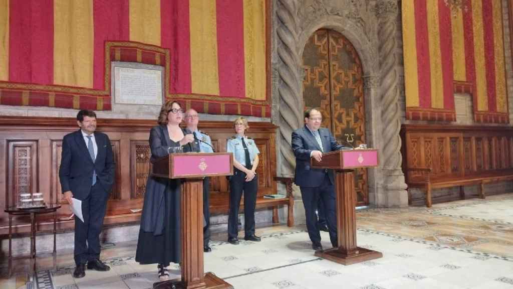 La alcaldesa de Barcelona Ada Colau y el 'conseller' de Interior Joan Ignasi Elena comunican confirman que las violaciones se disparan un 31% en Barcelona con respecto a 2019 / EUROPA PRESS