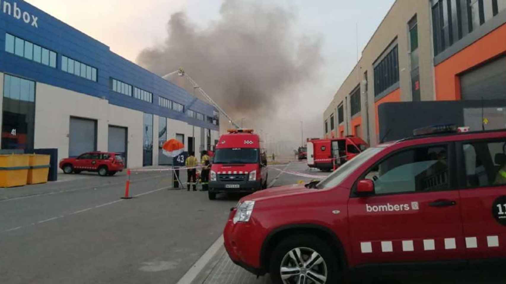 Bomberos trabajando en la extinción del incendio de La Garriga / BOMBEROS DE LA GENERALITAT