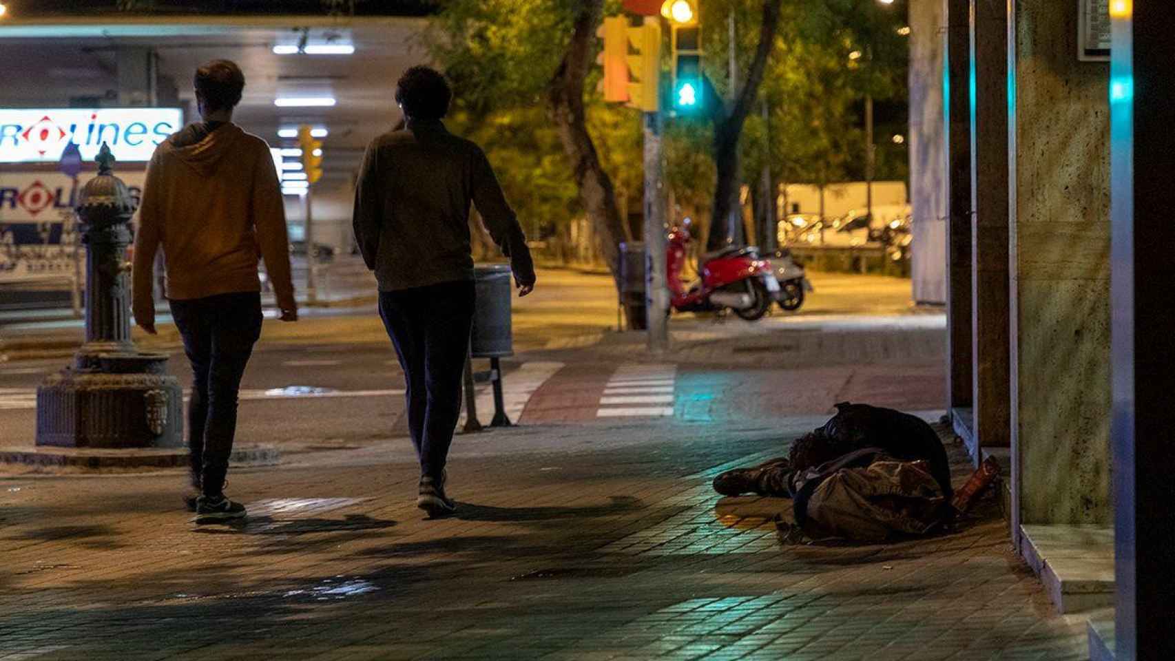 Una persona sin hogar duerme en una calle de Barcelona / FUNDACION ARRELS