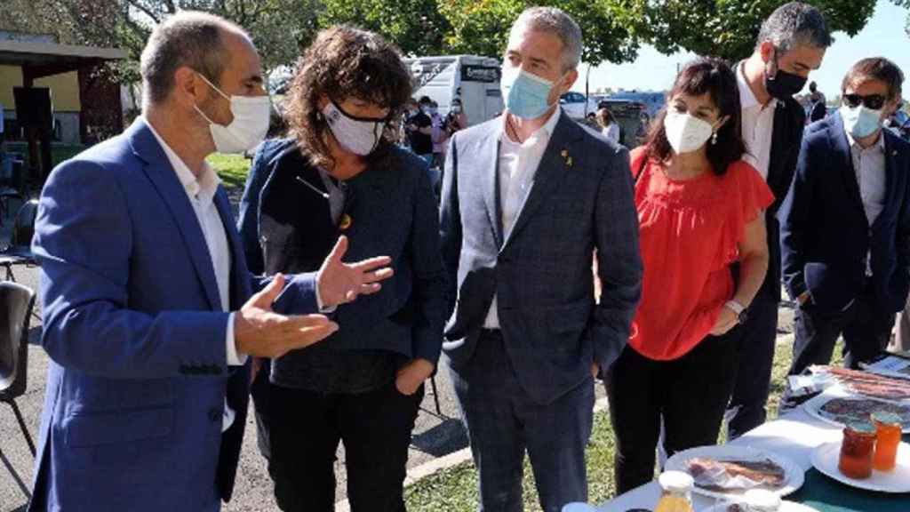 Los consejeros Teresa Jordà y Josep Gonzàlez-Cambray durante la inauguración del curso de las escuelas agrarias catalanas / EP