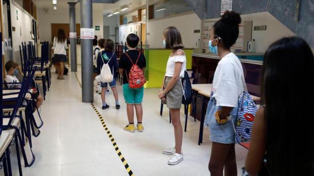 Alumnos mantienen la distancia de seguridad, una de las medidas que han adoptado los colegios  / EP