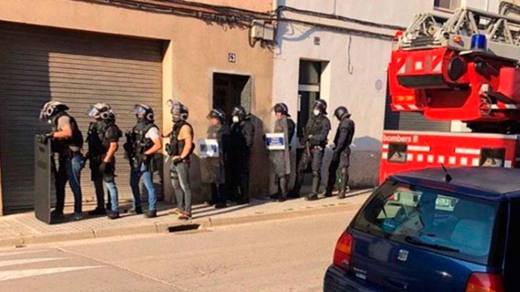 Efectivos de Mossos d'Esquadra intervienen en la casa de Manresa donde se había atrincherado el hombre / FEPOL