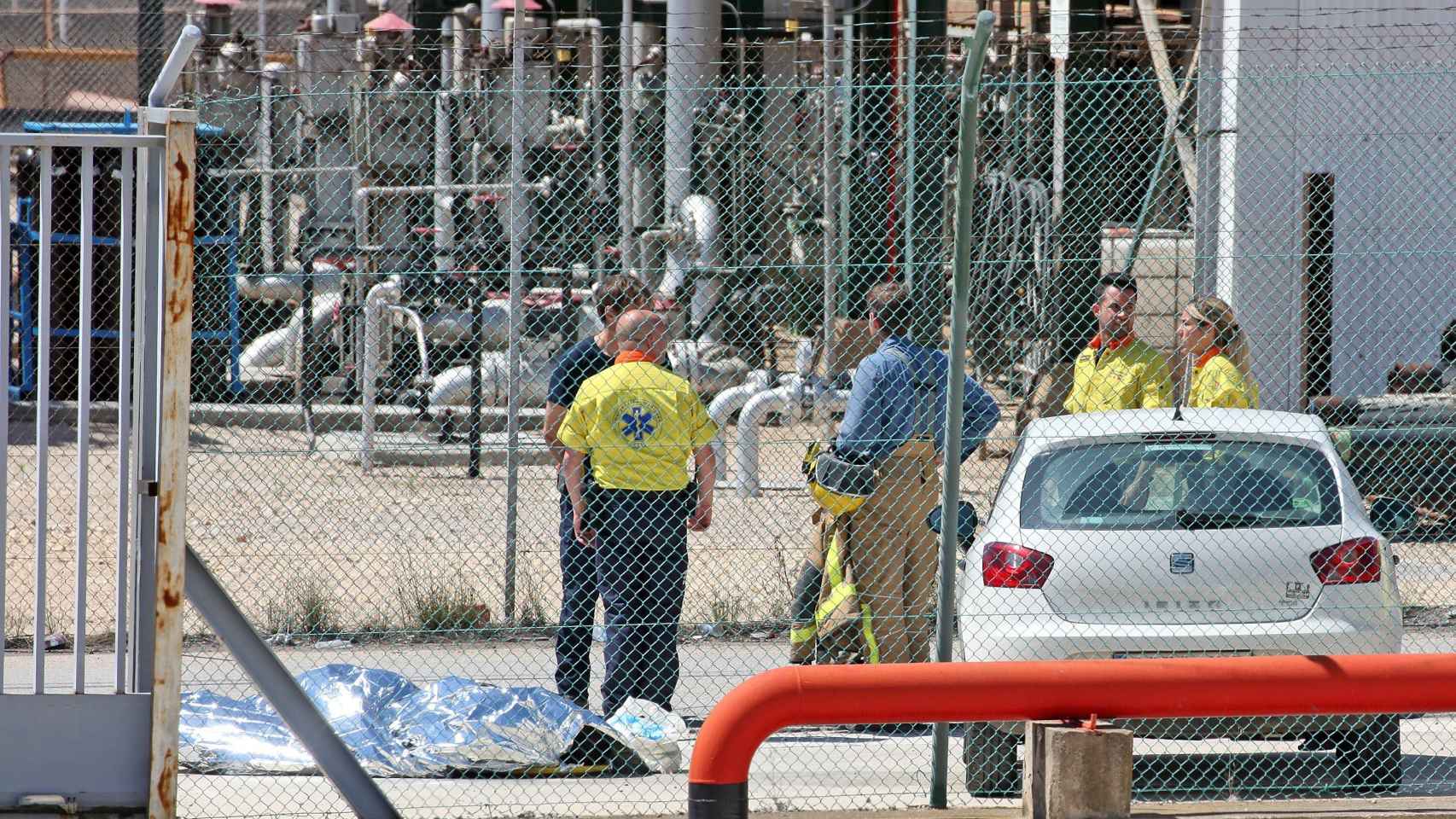 Los servicios de emergencia y el cadáver tapado del trabajador de Carburos Metálicos / EFE