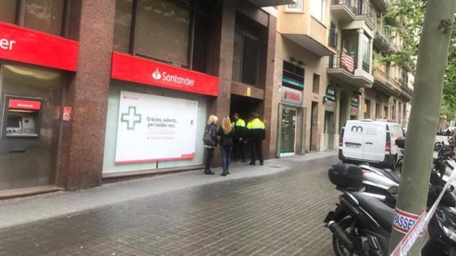 Imagen del cordón de agentes de los Mossos d'Esquadra en la operación posterior al tiroteo en la calle Compte d'Urgell / AE