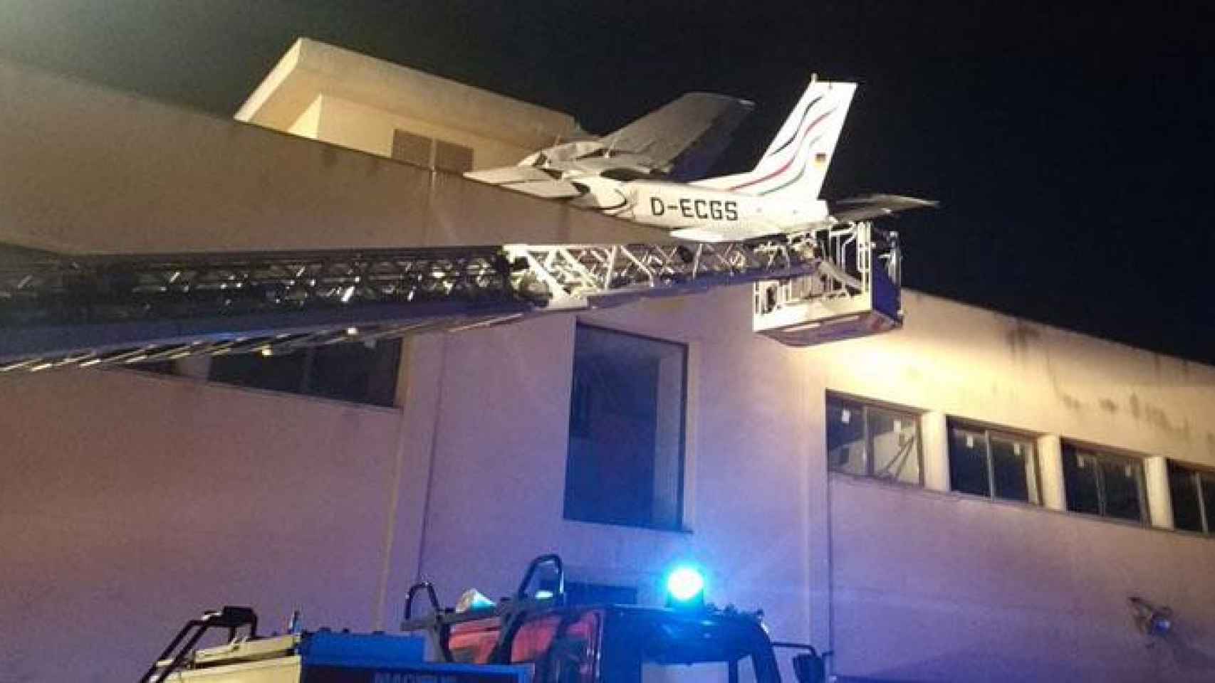 Bomberos trabajan en el accidente de la avioneta en Badia del Vallès / TWITTER