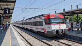 Un tren de Rodalies a su paso por una estación de Cataluña / CG