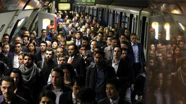Aglomeración en un andén del metro de Barcelona en una jornada de huelga / EFE
